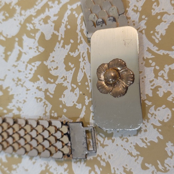 vVintage 1980s gold-tone metal fish-scale stretch belt with a flower - Picture 7 of 7